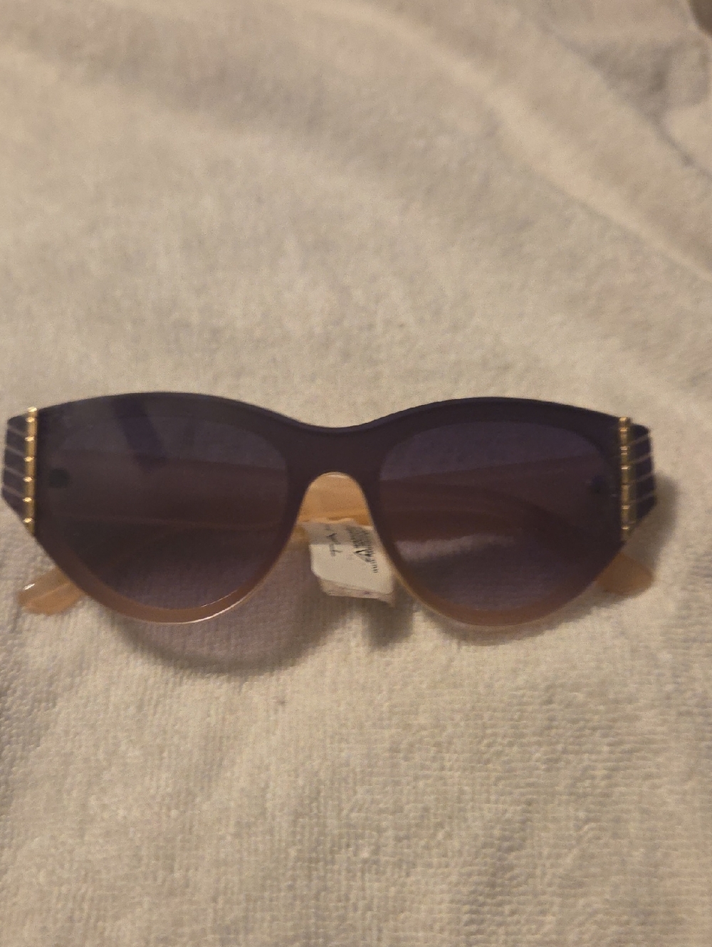 TAHARI Women's Gradient Brown to Black Cat-Eye Sunglasses(33)